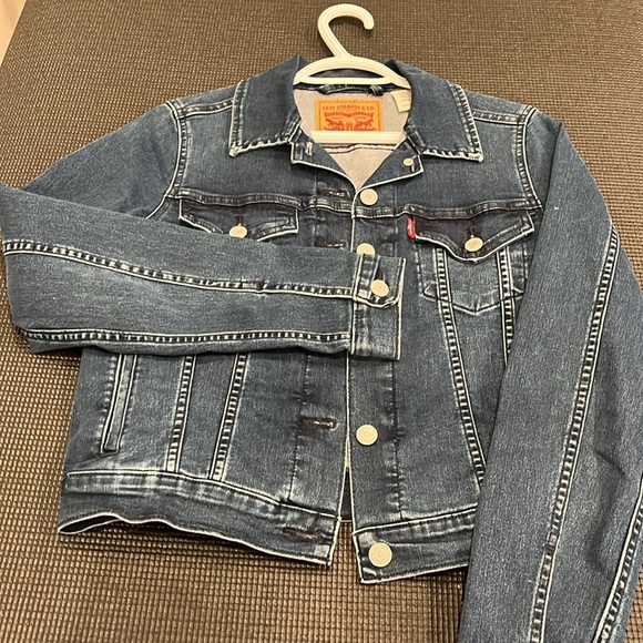 Levi’s classic denim jacket. - Picture 6 of 9